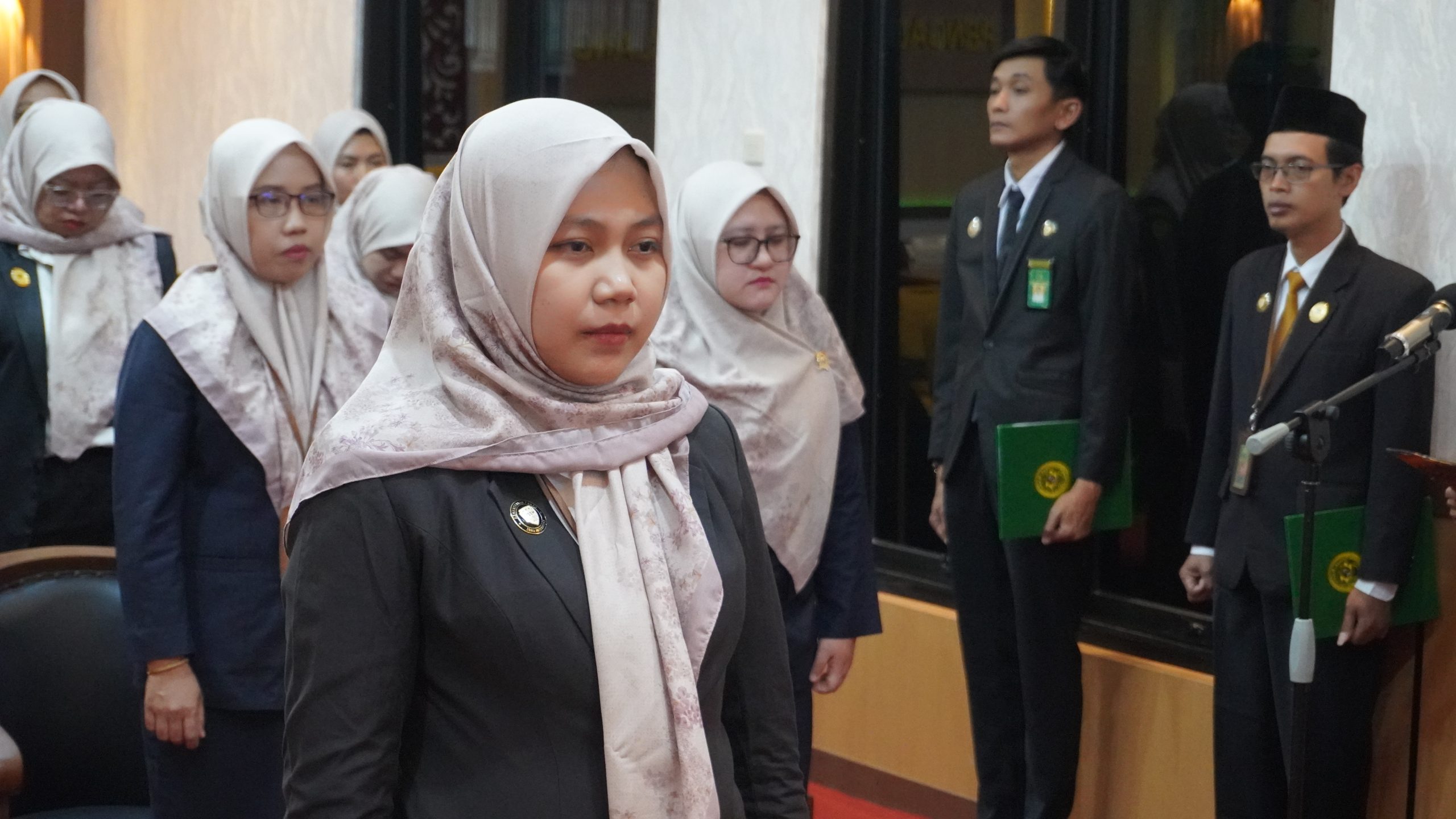 Didampingi Suami, Riska Wahyuningsih, A.Md. AB Resmi Dilantik Sebagai Jurusita Pengganti Pengadilan Agama Magelang