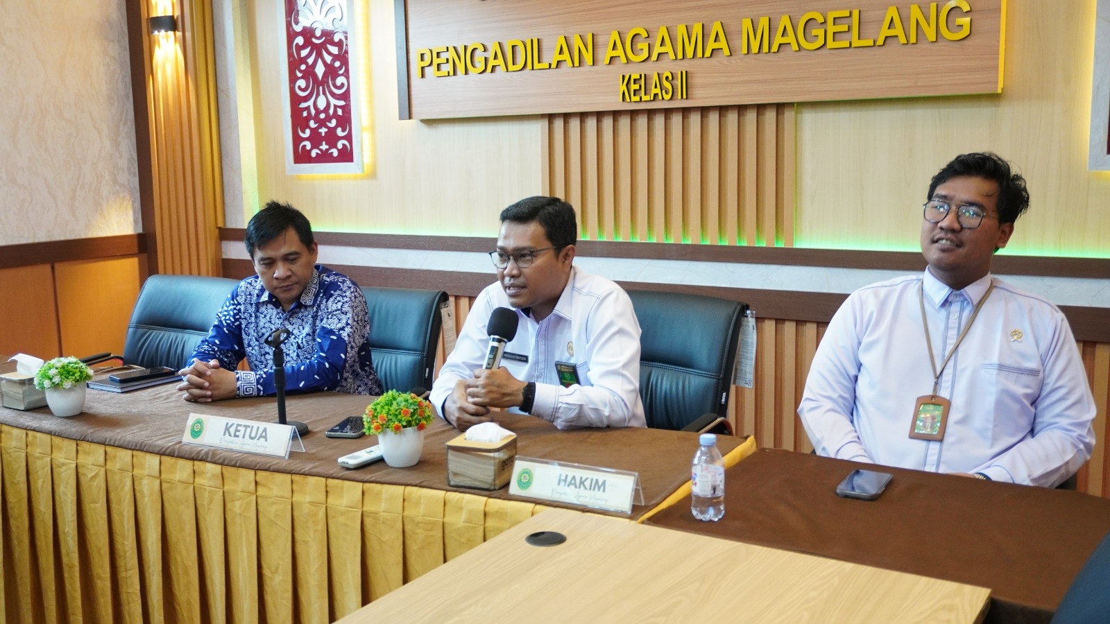 Penyerahan dan penerimaan mahasiswa Praktik Pengalaman Lapangan (PPL) dari Fakultas Agama Islam Program Studi Hukum Keluarga (Ahwal Syakhshiyah) Universitas Islam Indonesia (UII) kepada Pengadilan Agama Magelang